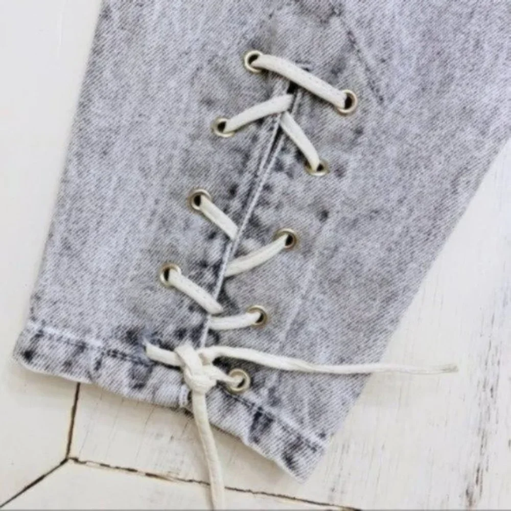 Vintage 90s Mom Jeans Lace-Up Cuff Tapered High Waisted White Washed 26 - Picture 3 of 10